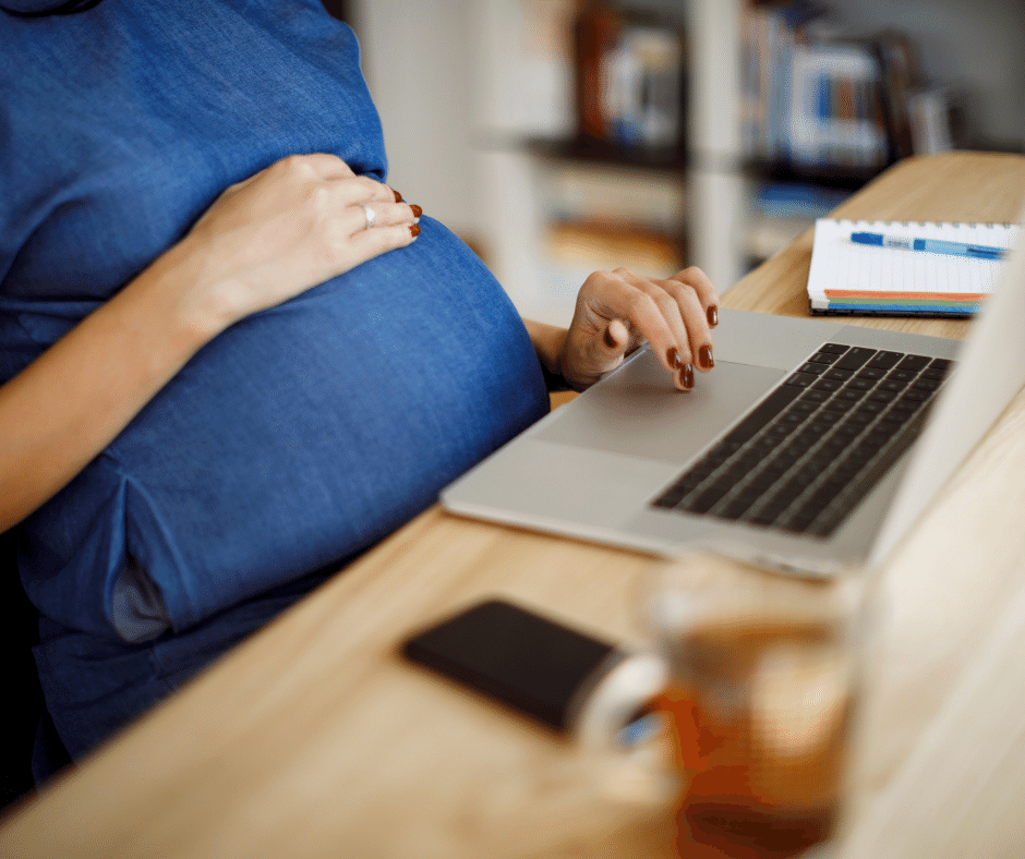 Al trabajar a distancia, las mujeres deciden quién se entera de su embarazo